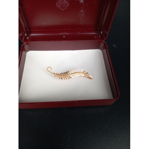 211 - An 18k gold fern shaped brooch (1.5 grams)