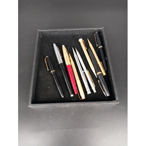 221 - A collection of vintage propelling pencils (some being rolled gold) and fountain pens - Parker, Ever... 