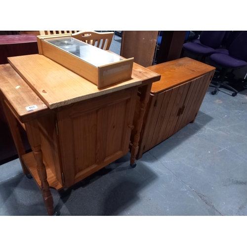 488 - A teak cabinet and a pine hostess trolley and clock