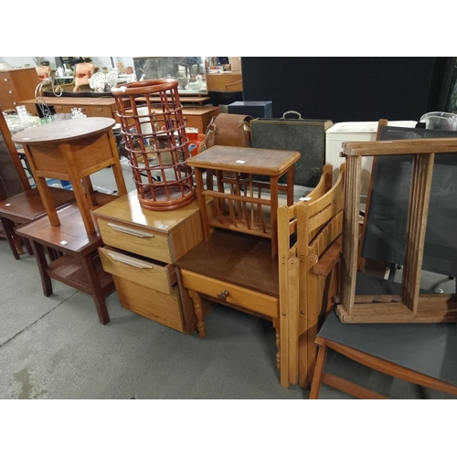 385 - 2 coffee tables, three folding garden chairs, bedside cabinet etc