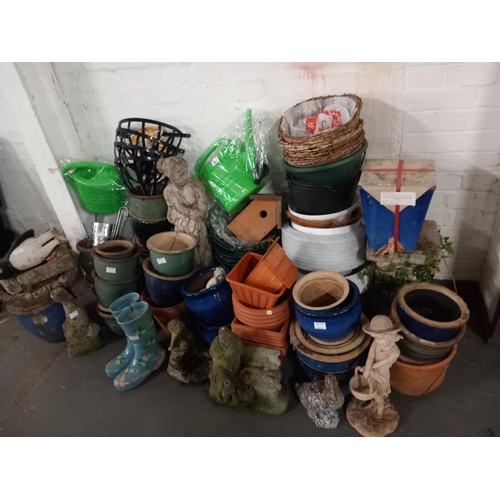 464 - Quantity of plant pots and ornaments