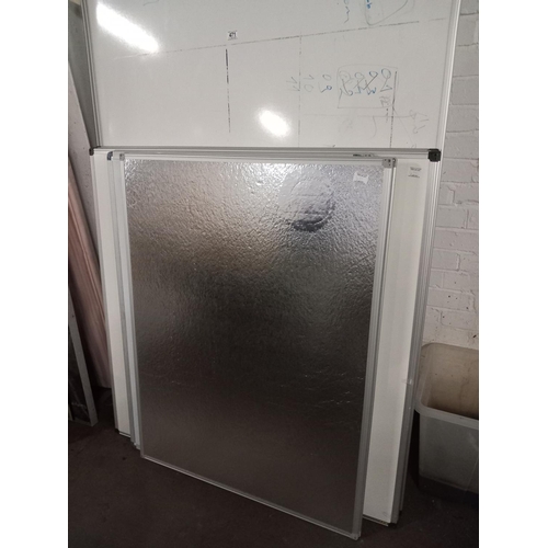 471 - 9 small whiteboards and 10 large whiteboards