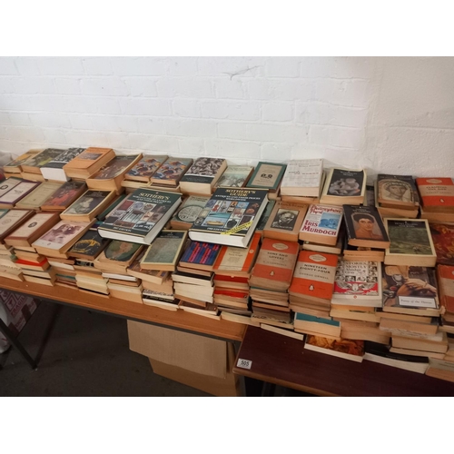 505 - A large collection of Penguin and Pelican books
