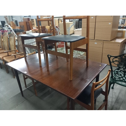 557 - An extending dining table and four chairs