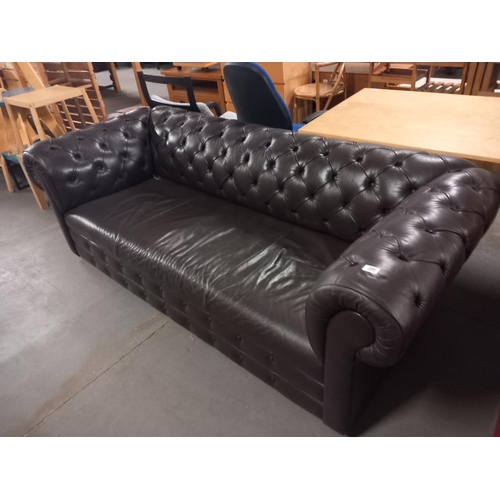 386 - A black leather chesterfield style sofa