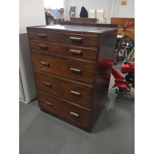 391 - An oak chest of drawers