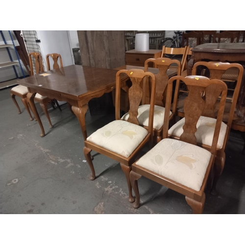433 - A walnut extending dining table and six chairs