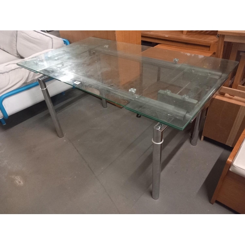 445 - A glass top extending dining table