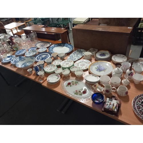 321 - Decorative china and glassware to include part tea sets etc