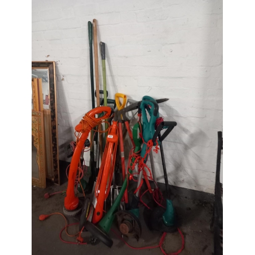 471 - A selection of strimmers and other gardening tools