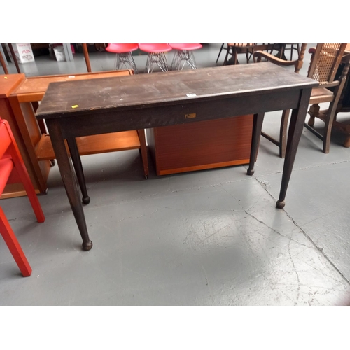 138 - A Grant Mitchell & Co Ltd oak hall table