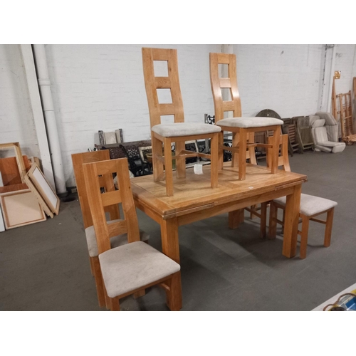 446 - An oak extending dining table and 6 chairs