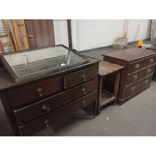 453 - An oak dressing table, chest of drawers and a side table