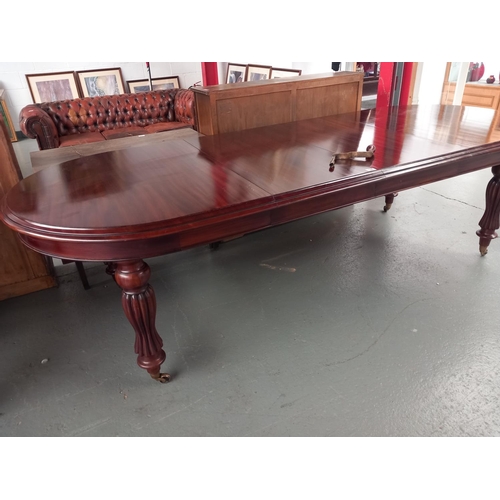 128 - An extending mahogany victorian style dining table