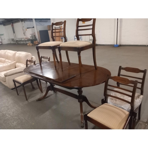 583 - An extending dining table and six chairs and one extra leaf