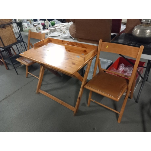 582 - A pine desk and two folding chairs