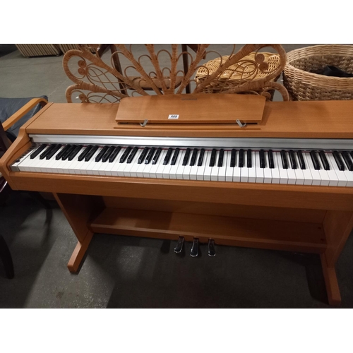 609 - A Yamaha electric piano