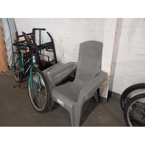 646 - Two plastic garden chairs, sack truck and garden roller