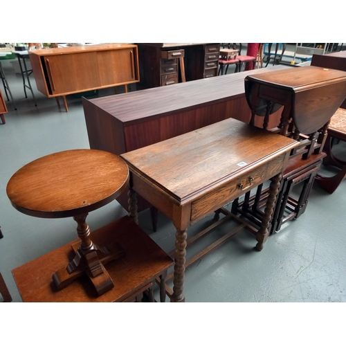 138 - Two oak nest of tables, oak drop leaf side tablrs and oak single drawer desk