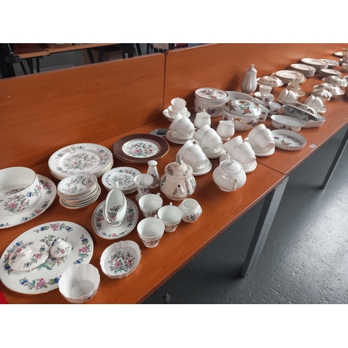 86 - A large quantity of part tea and dinner services - Royal Worcester 