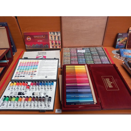 89 - Boxed Derwent coloured artists pencils, boxed Rowney pastels, Daler Rowney paints, etc (all new)