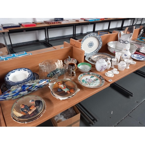 195 - Decorative china and glassware to include murano fish, collectors plates, Aynsley and Wedgwood etc