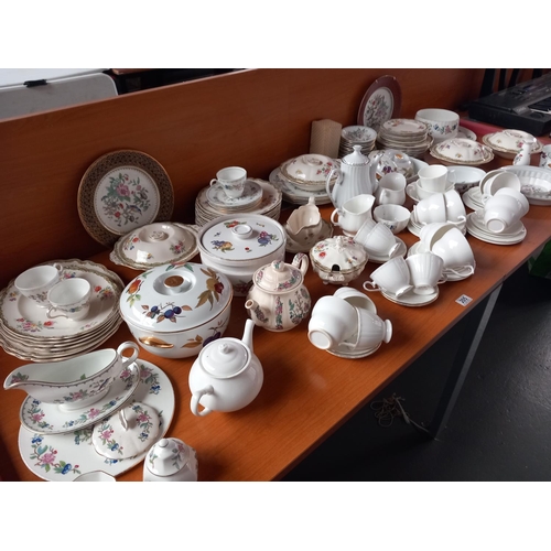 205 - A large quantity of part tea and dinner services - Royal Worcester 