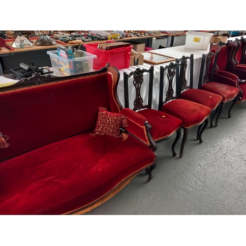 300 - A Victorian mahogany parlous to include a two seater sofa, two armchairs and four dining chairs (nee... 