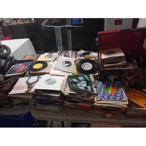 528 - A selection of mixed genre single vinyl records