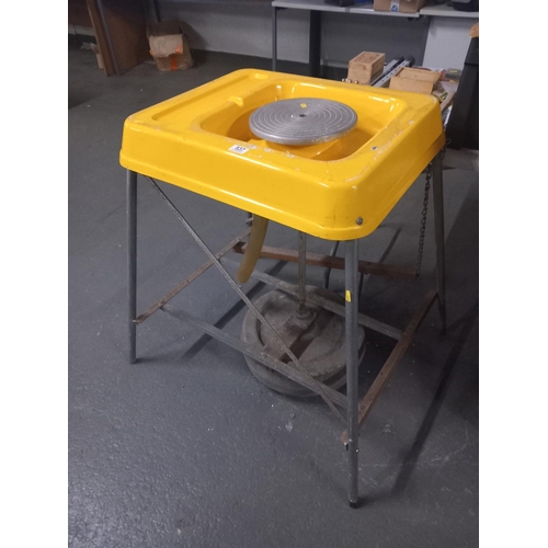 537 - A free standing pottery wheel