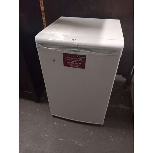 560 - A Hotpoint undercounter fridge