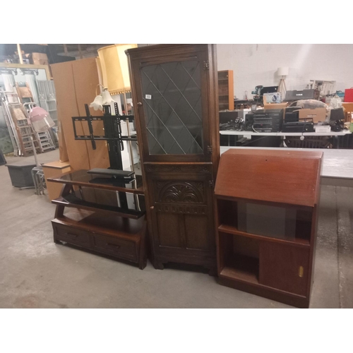 632 - An oak bureau, corner cabinet and a television stand