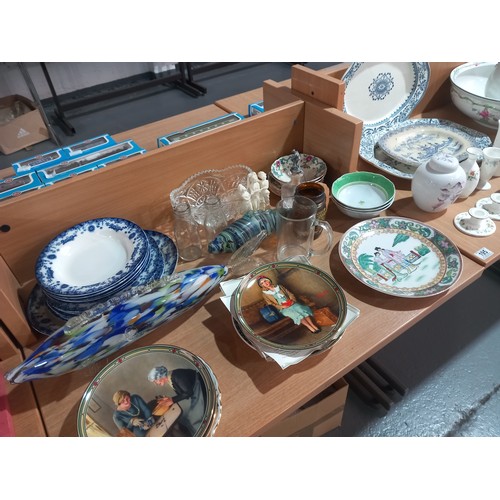 195 - Decorative china and glassware to include murano fish, collectors plates, Aynsley and Wedgwood etc