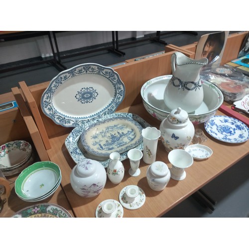 195 - Decorative china and glassware to include murano fish, collectors plates, Aynsley and Wedgwood etc