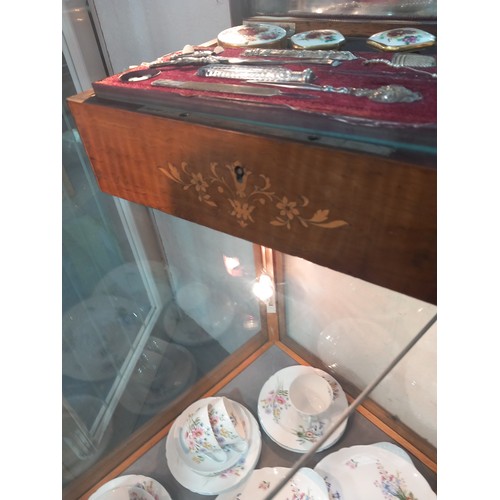 402 - An inlaid French sewing/vanity box opening to reveal a mirrored lid (crack to bottom corner) and a f... 