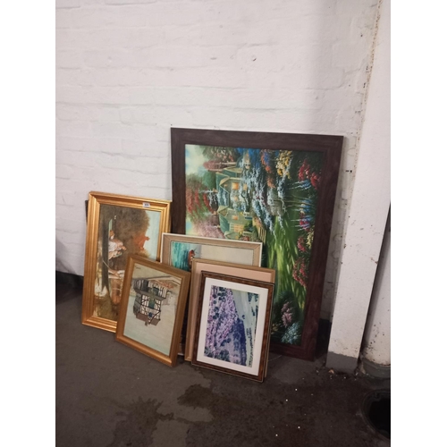 464 - A selection of framed prints