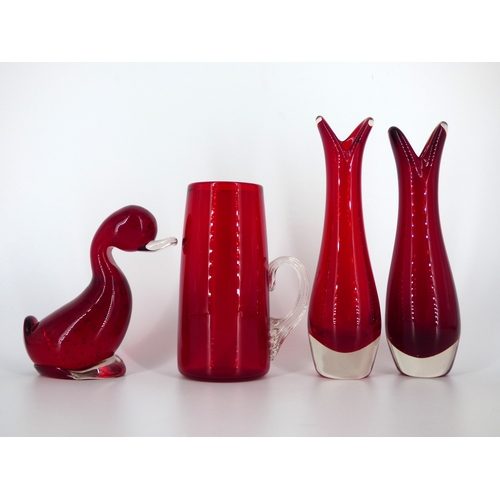 93 - Whitefriars, assorted ruby red jugs, vases, Dilly Duck and small tankard.

Heights 12.5 to 20cm.