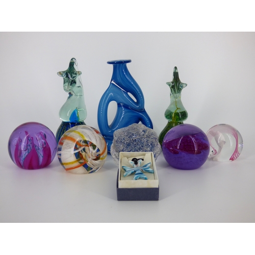 95 - Assorted glassware to include blue Mtarfa vase, two Mdina seahorses, four Caithness paperweights, a ... 