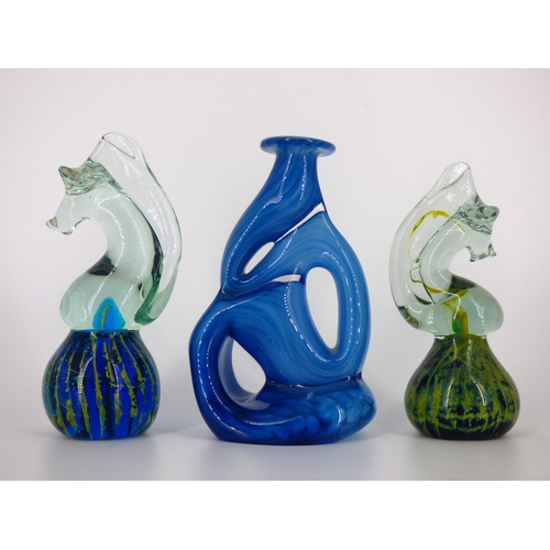 95 - Assorted glassware to include blue Mtarfa vase, two Mdina seahorses, four Caithness paperweights, a ... 