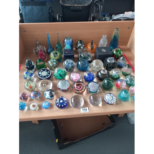 114 - Assorted paperweights to include Perthshire, Selkirk, Wedgwood, Langham, Mdina, etc