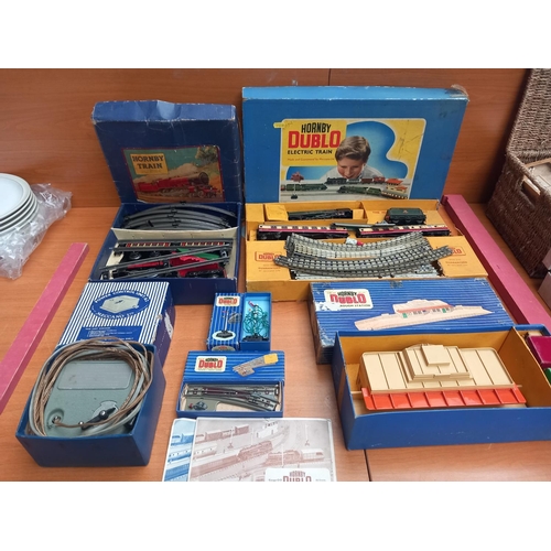 155 - Hornby Dublo OO gauge boxed train set, buildings and accessories