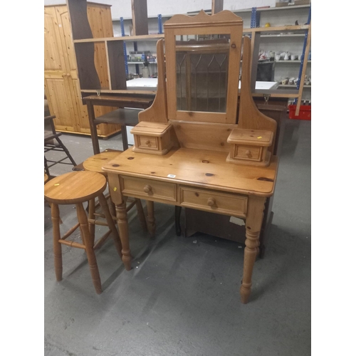 366 - A pine dressing table together with two pine stools