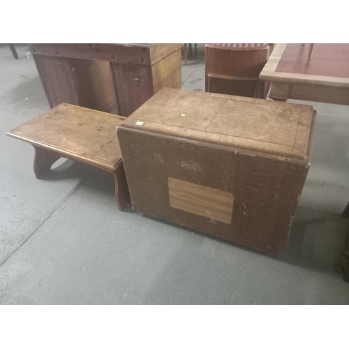 425 - A pine coffee table and blanket box