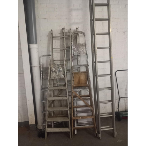 432 - A quantity of ladders