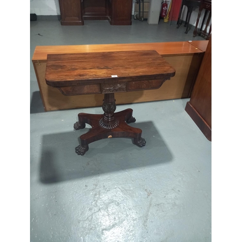 121 - A single pedestal swivel top tea/breakfast table