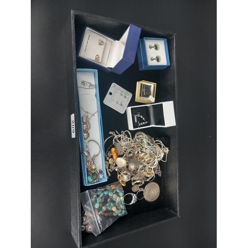 209 - A quantity of majority silver items and jewellery (mostly marked 925 or hallmarked)