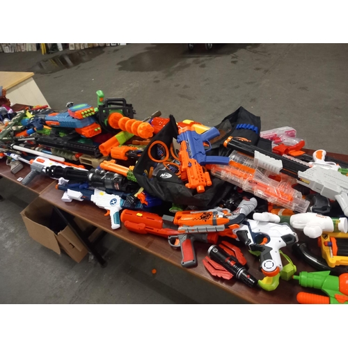 408 - A large collection of Nerf guns