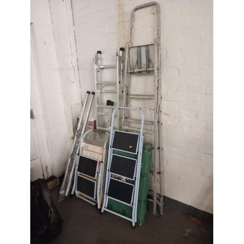 423 - 5 aluminium step ladders together with a boxed potting bench