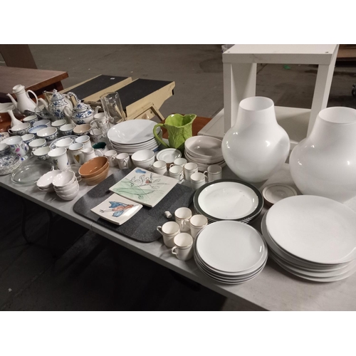 376 - Selection of decorative china and glassware to include dinner services, Marks and Spencer glass vase... 