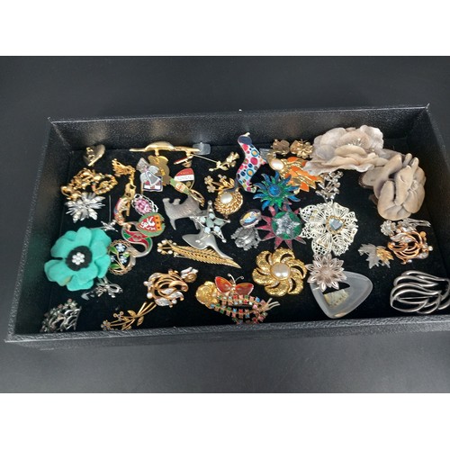 221 - A collection of vintage brooches and badges